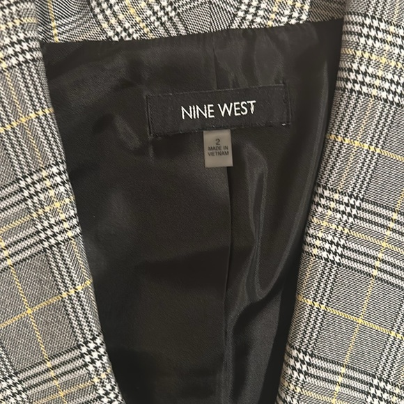 Nine West Women’s blazer, size 2. Grey, black white and yellow plaid pattern. - Picture 3 of 4